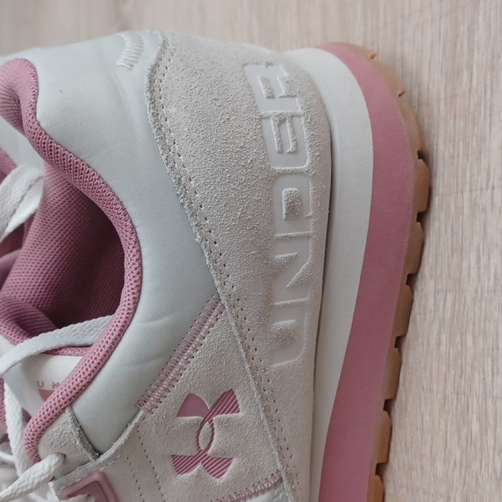 Size 9.5 - UNDER ARMOUR sneakers. White & pink gym shoes. Round toe lace closure - Picture 3 of 16